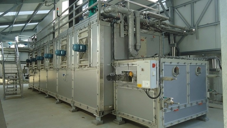 Máy sấy bùn băng tải tủ kín